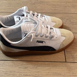 Puma NWOT or box / Men’s 9 M -10.5 W White Sneakers with Black Stripe /Gum Sole